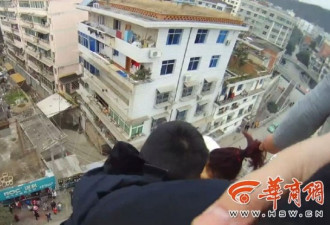 好疼！实拍：妻子跳楼瞬间 丈夫抓住她头发