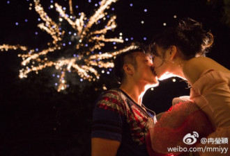 邹市明夫妻庆祝结婚6周年 焰火下亲密拥吻