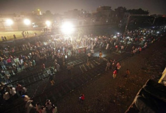 印度一客运列车冲进节日庆祝的人群