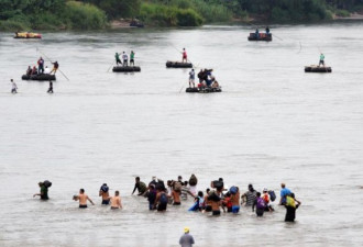 移民大潮压境墨西哥 2000人成功跳河闯关