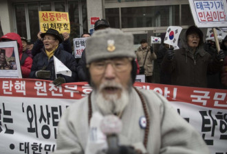 朴槿惠支持者举包青天头像集会 抗议总统弹劾案