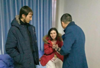 俄罗斯夫妻在华穷游“囧途”将急诊病床当客房