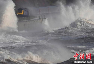 英法沿海强风暴 巨浪直拍楼房火车场面震慑人心