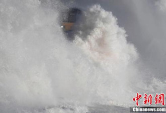 英法沿海强风暴 巨浪直拍楼房火车场面震慑人心