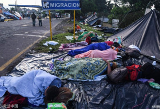 移民欲借道危地马拉进入美国 精疲力尽睡街头