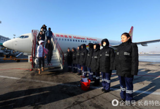 颜值堪比空姐 美女保洁员扫飞机 19岁当妈