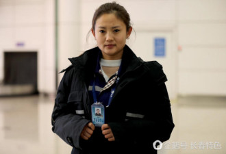 颜值堪比空姐 美女保洁员扫飞机 19岁当妈