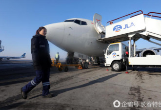 颜值堪比空姐 美女保洁员扫飞机 19岁当妈