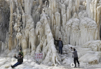 上游河水变质 村民自制冰瀑尴尬变黄 像尿一样