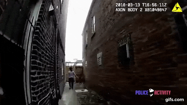 视频：华男持菜刀砍杀怀孕妻子 警察开枪