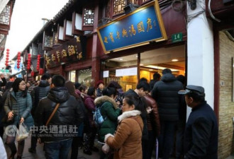 吃汤圆庆元宵 上海人排队3小时不嫌累