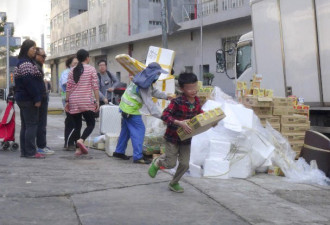 香港市民哄抢垃圾站700箱过期薯条 各出奇谋