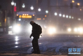 陷入暴风雪中的美国东北部 居民出行交通受阻