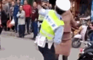 广西一女子当街持刀砍交警 被交警迎面抱摔制服