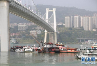 重庆公交坠江现场:水下机器人潜30米被迫返回