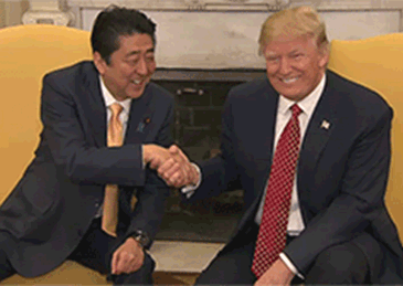 特朗普与安倍迷之握手 如何像大统领一样握手