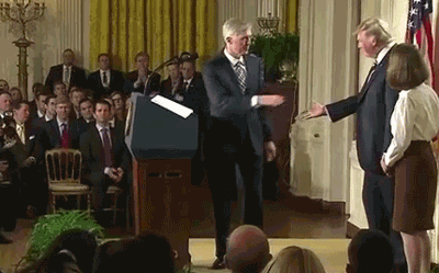特朗普与安倍迷之握手 如何像大统领一样握手