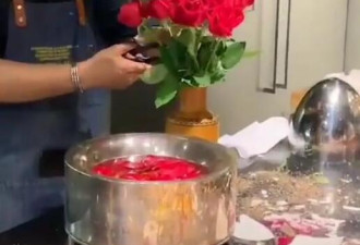 杨丽萍把玫瑰花当饭吃 网友：真把自己当孔雀了