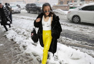 这么大的暴风雪 纽约时装周的姑娘就是不怕冷！