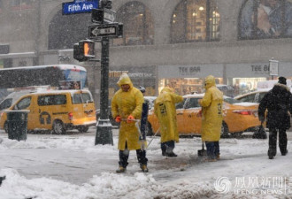 这么大的暴风雪 纽约时装周的姑娘就是不怕冷！