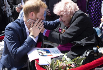 有孕的英国王妃还跪地问候 98岁老奶奶受得起？