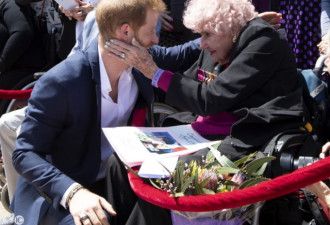 有孕的英国王妃还跪地问候 98岁老奶奶受得起？