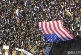 朴槿惠支持者举美国旗示威 要求撤销总统弹劾