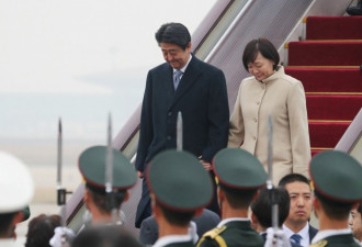 安倍访华前的无心之举被聚焦 这照片令北京尴尬