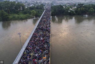 成千上万的移民 “挤爆”了墨西哥的边境大桥