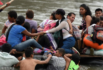 成千上万的移民 “挤爆”了墨西哥的边境大桥