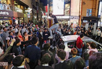 日本东京万圣节狂欢闹出事:翻车、偷拍、袭胸