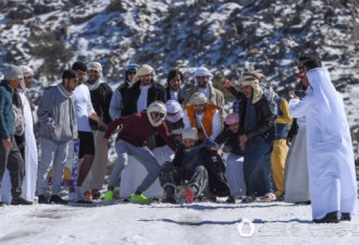 阿联酋罕见突降大雪 土豪们穿凉拖打雪仗