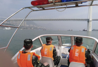 重庆公交车已沉入江底 目前打捞出两具遗体