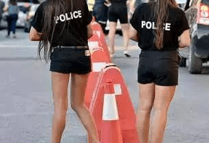 这里要求女警执勤时穿超短裤，官员:为了经济