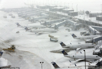 加拿大美国大雪暴！ 2800次航班被取消