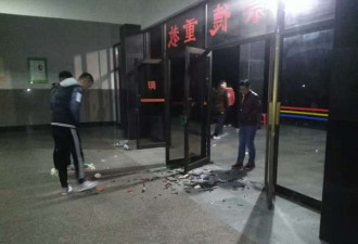 考研学生为占自习室座位 凌晨5点挤爆玻璃门