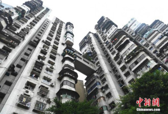 重庆24层高楼没电梯 3个楼层通3条街