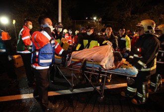 台湾游览车事故致30多人死亡 现场惨状目不忍睹