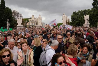 罗马爆数万人示威游行，要把美女市长赶下台