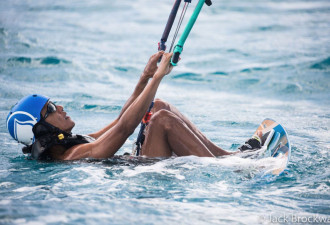 奥巴马和富豪朋友一起风筝冲浪大秀肌肉