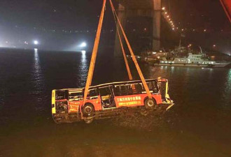 重庆万州坠江公交车现场打捞出水 车身明显变形