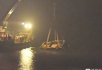 重庆万州坠江公交车现场打捞出水 车身明显变形