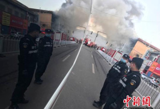 太原商场突发大火7小时未灭 烟雾笼罩无人伤亡