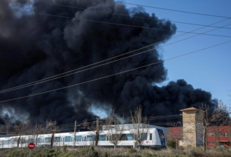 西班牙一化工厂起火爆炸 附近居民已被疏散