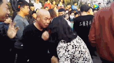中国大叔大妈尬舞新潮流：从抽筋舞到打架舞