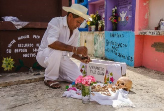 墨西哥&quot;恐怖习俗&quot;：挖出尸骨擦拭后重新安葬