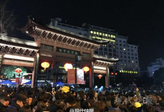 这是现在的南京夫子庙，已被赏灯人群挤爆