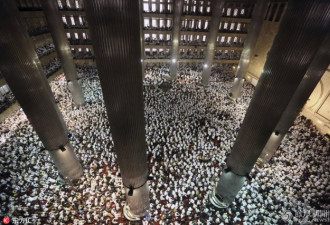 印尼雅加达数万穆斯林集会 要求穆斯林当市长