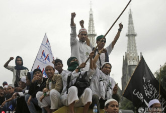 印尼雅加达数万穆斯林集会 要求穆斯林当市长