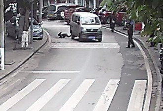 男孩撞面包车被弹出 机智滚到路边躲过后车碾压